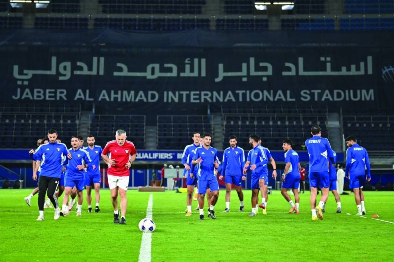 


جانب من تدريبات «الأزرق» على استاد جابر الدولي 