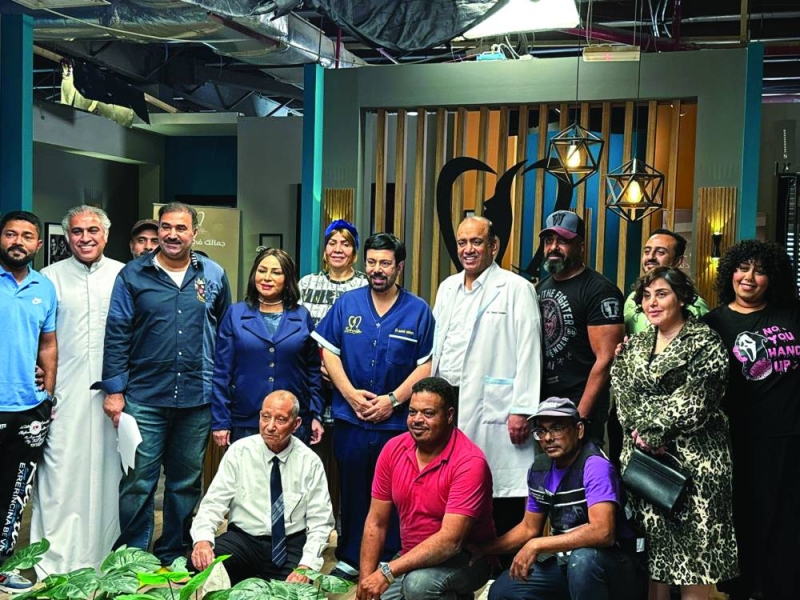 


فريق العمل في لقطة جماعية 