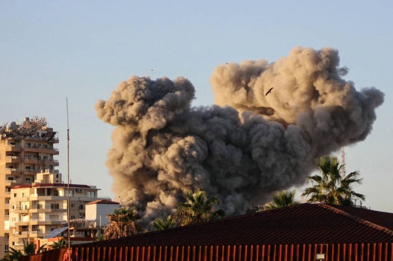 دخان الغارات الإسرائيلية على مدينة صور الجنوبية أمس (أ ف ب)