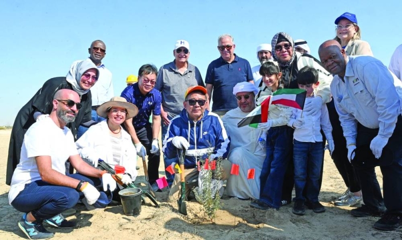 النيادي مُتوسّطاً سفراء ومبادرين
