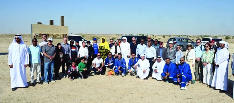 سفير الإمارات وعدد من السفراء والمبادرين في لقطة جماعية خلال الفعالية
