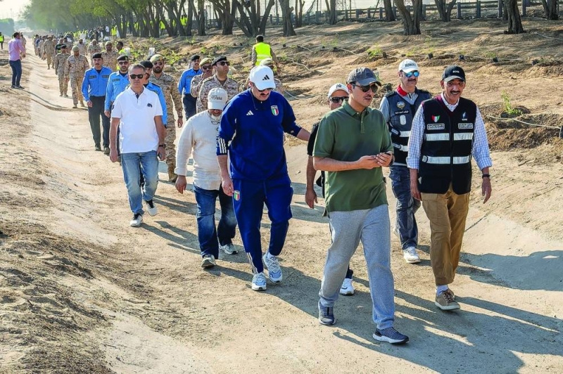 المحافظ والوزير يتقدمان المشاركين في الحملة
