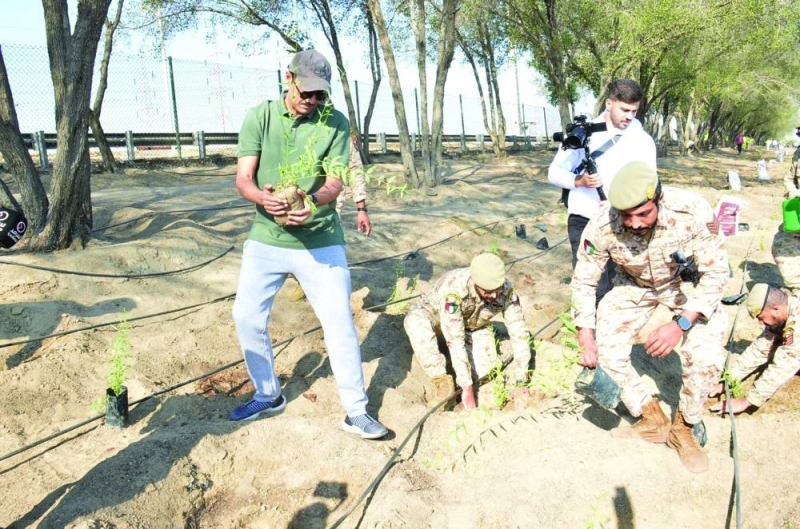 المحافظ ورجال الجيش خلال المشاركة في الحملة
