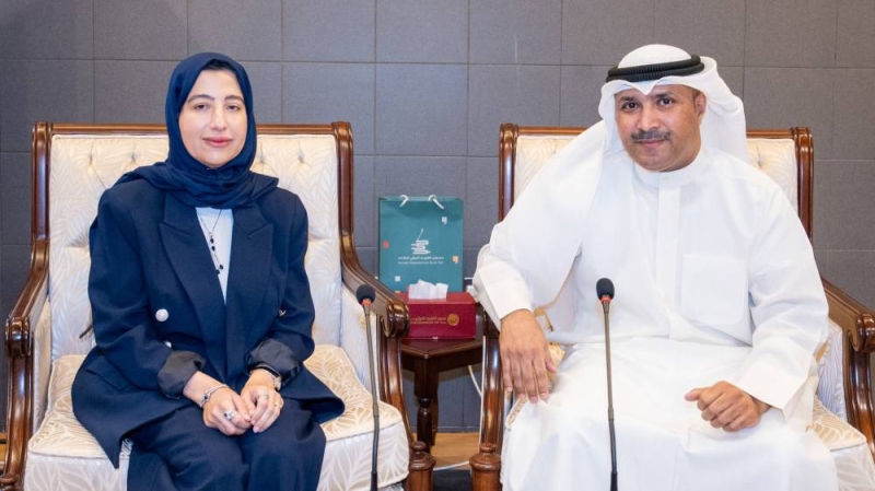 الأمين العام المساعد لقطاع الثقافة بالمجلس عائشة المحمود ومدير معرض الكويت الدولي للكتاب خليفة الرباح