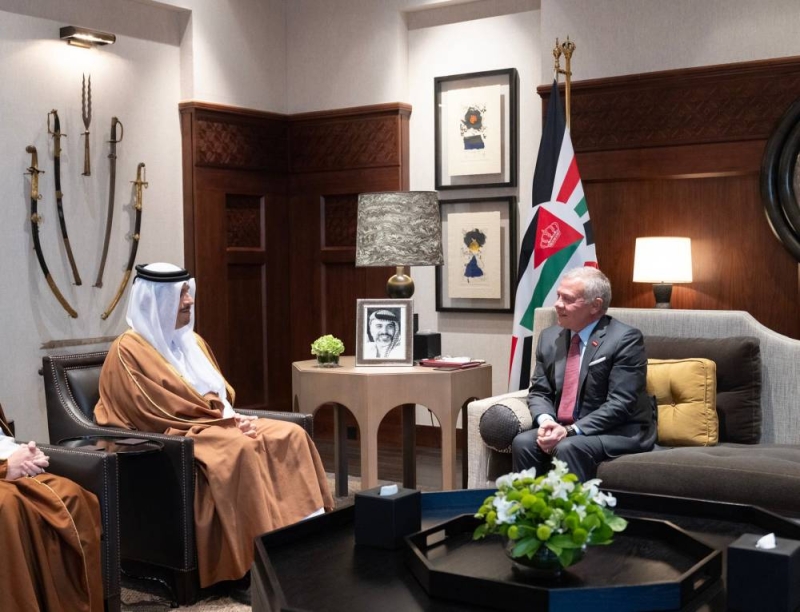 عبدالله الثاني مستقبلاً محمد بن عبدالرحمن في عمان أمس 
