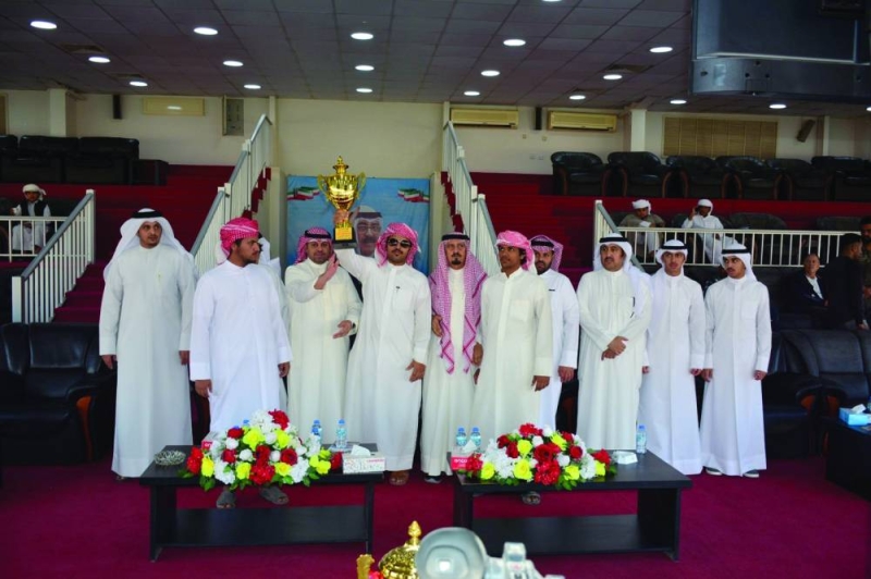 راكان الكدم يسلم الكأس