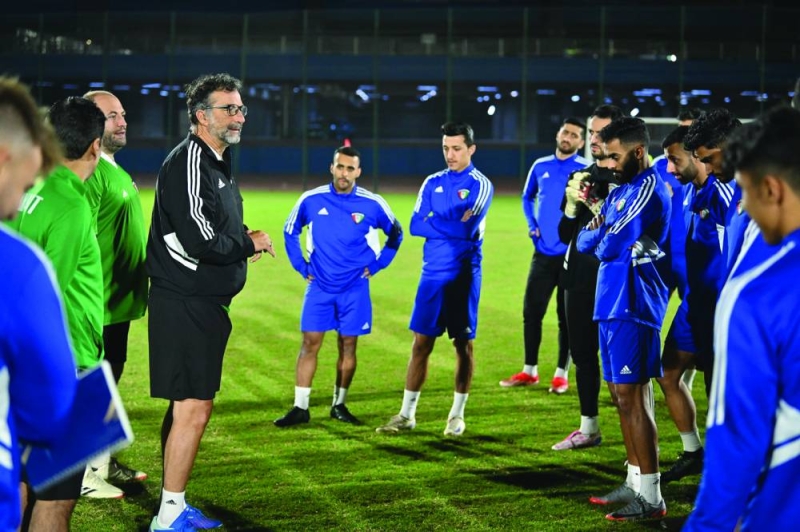 


بيتزي يتحدث مع اللاعبين قبل بداية التدريبات 