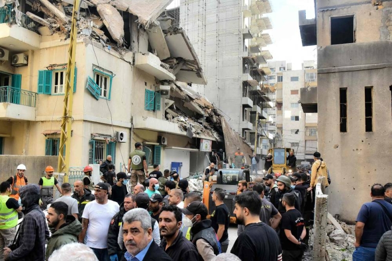رجال إنقاذ ومواطنون في موقع غارة راس النبع أمس (أ ف ب)