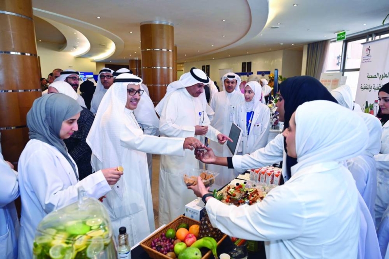 الفجام والضيوف يتناولون الضيافة في المعرض المصاحب	 (تصوير أسعد عبدالله) 