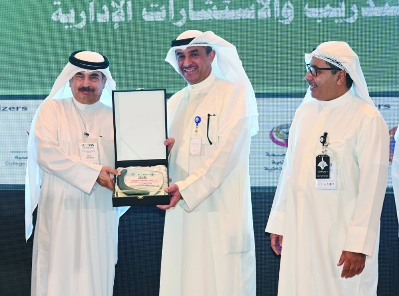 الخلف يكرم الفجام