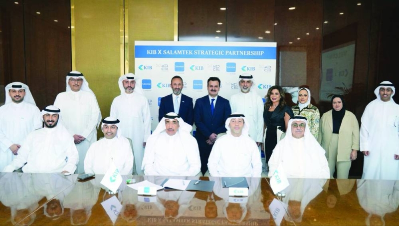 ممثلو «KIB» و«Med Cell» خلال حفل توقيع الشراكة