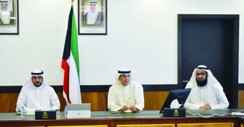 


الوسمي متوسطاً المطيري والمزين 	(تصوير سعود سالم) 