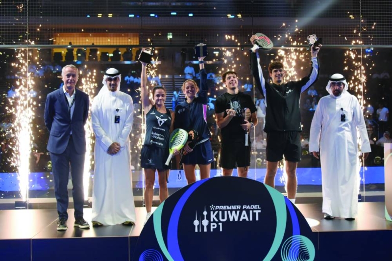 الأبطال على منصة التتويج