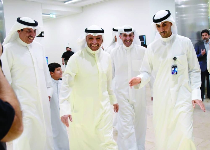 


حديث ودي بين الخرافي ومرزوق الغانم ومرزوق الخرافي وبشار عبدالله 