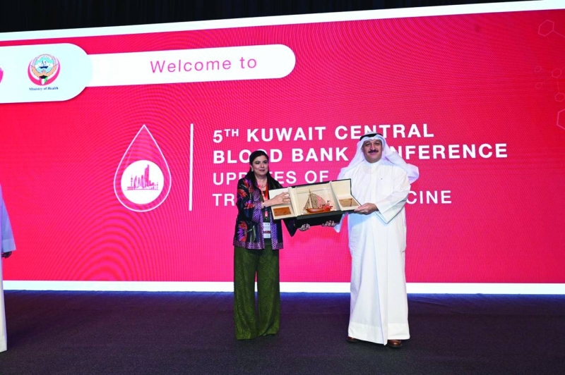 ريم الرضوان تُكرّم وزير الصحة خلال المؤتمر 