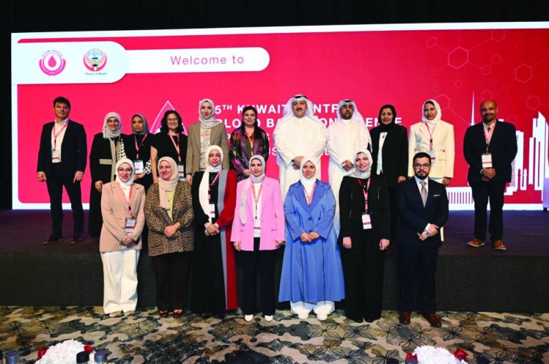 العوضي متوسطاً المشاركين في المؤتمر