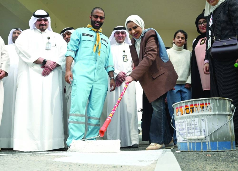 الحويلة تشارك في صبغ الأرضيات