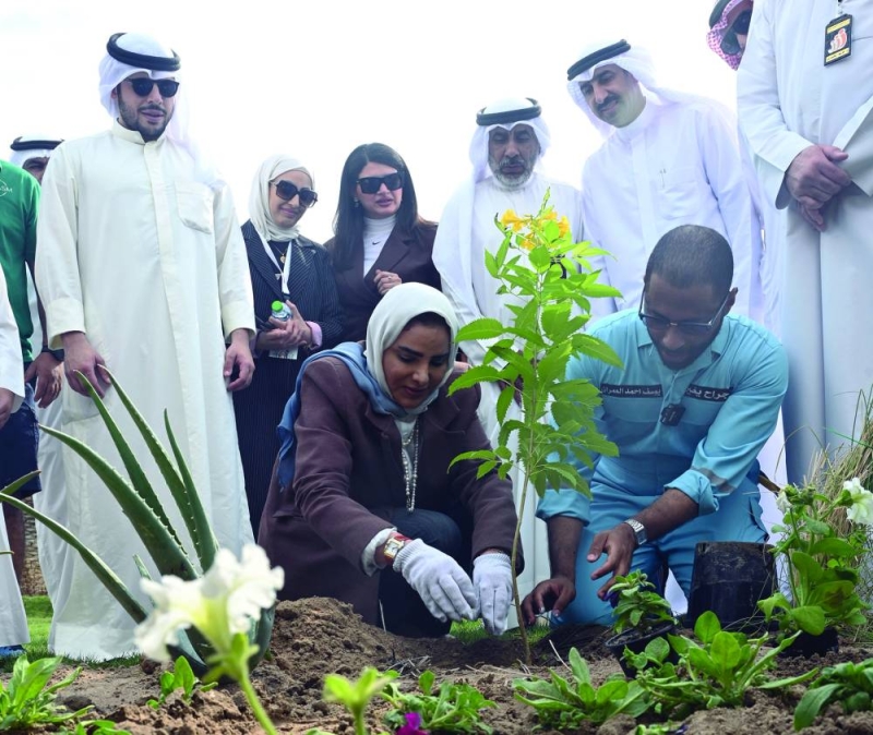 وزيرة الشؤون تزرع «شجرة التغيير» 	 (تصوير نايف العقلة) 