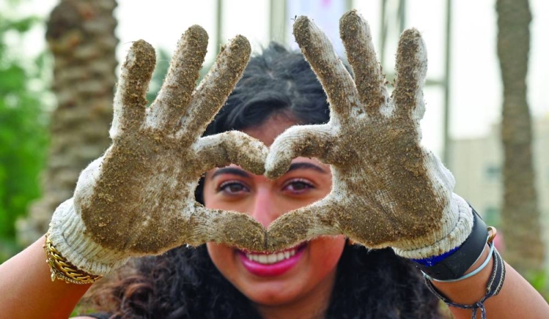 متطوعة سعيدة بالمشاركة في التخضير