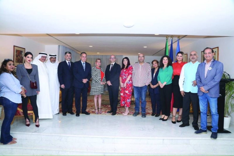 صورة جماعية للسفير الفرنسي مع ممثلي وسائل الإعلام