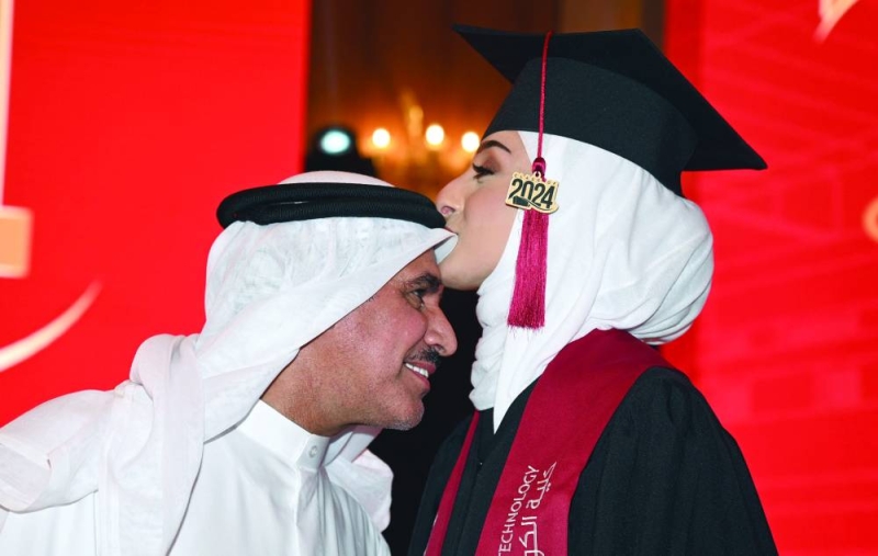 قبلة التخرّج على جبين الوالد