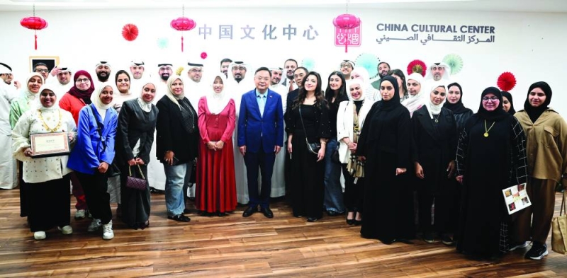 


صورة جماعية للسفير الصيني مع منتسبي الدورة بالمركز الثقافي الصيني 	(تصوير نايف العقلة) 