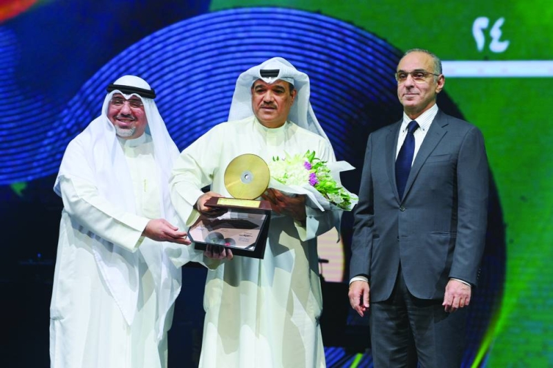 


الجسار والزامل خلال تكريم البلوشي 