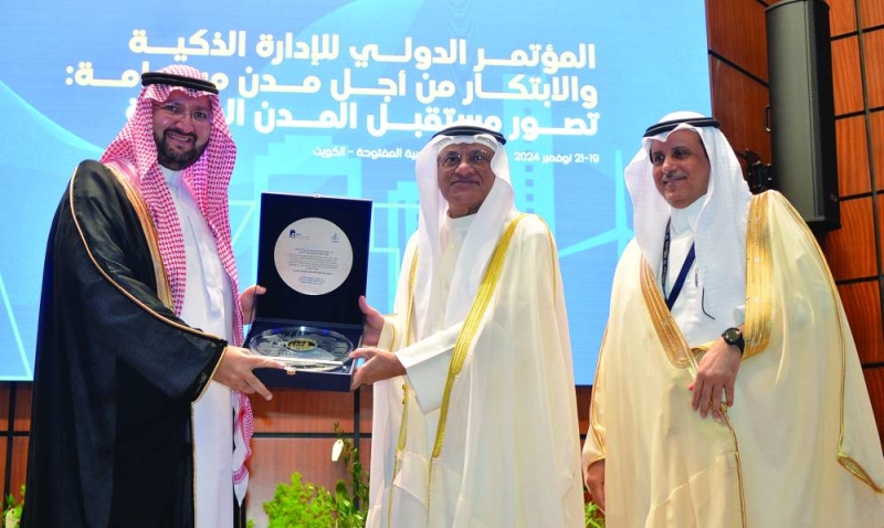 تكريم ممثل راعي المؤتمر (تصوير سعود سالم)