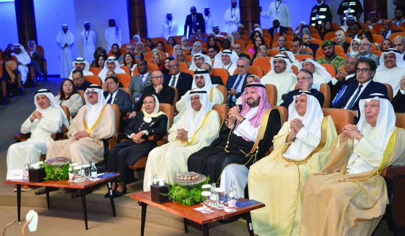 الجلال وكبار الضيوف في مقدم الحضور