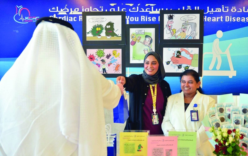 نور الفرحان تُوزّع البروشورات التوعوية