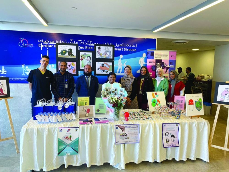 خالد العبيد مُتوسّطاً مُنظّمي الفعالية