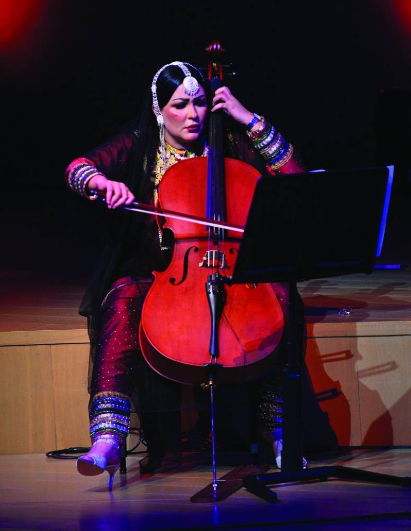 


مريم المنجية محتضنة «التشيلّو»  (تصوير سعود سالم) 