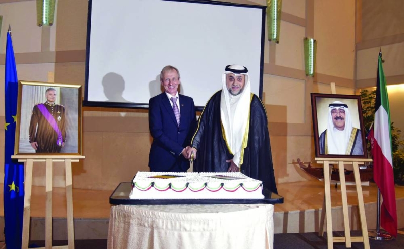 حياتي وسفير بلجيكا يقطعان قالب حلوى الاحتفال 