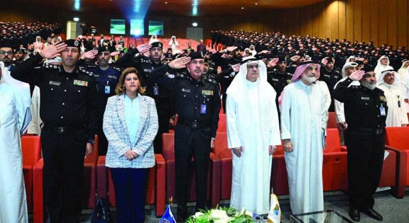 اللواء فواز الصباح وجواهر الصباح والسعيد والعويهان والوهيب في مقدم الحضور لدى عزف النشيد الوطني 	 (تصوير نايف العقلة) 