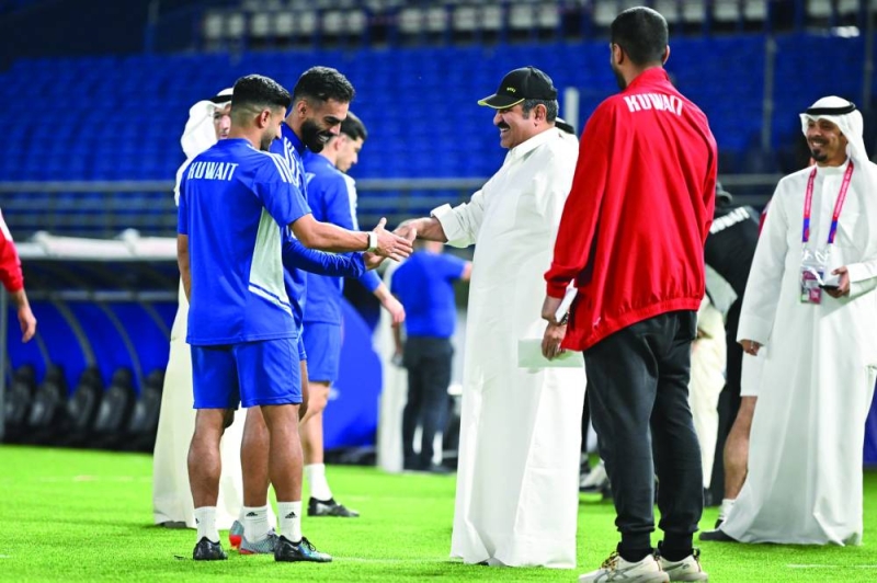 


أحمد اليوسف مصافحاً أحمد الظفيري ورضا هاني 