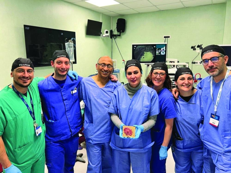 


الدكتورة أسماء الكندري متوسطة فريقاً طبياً 