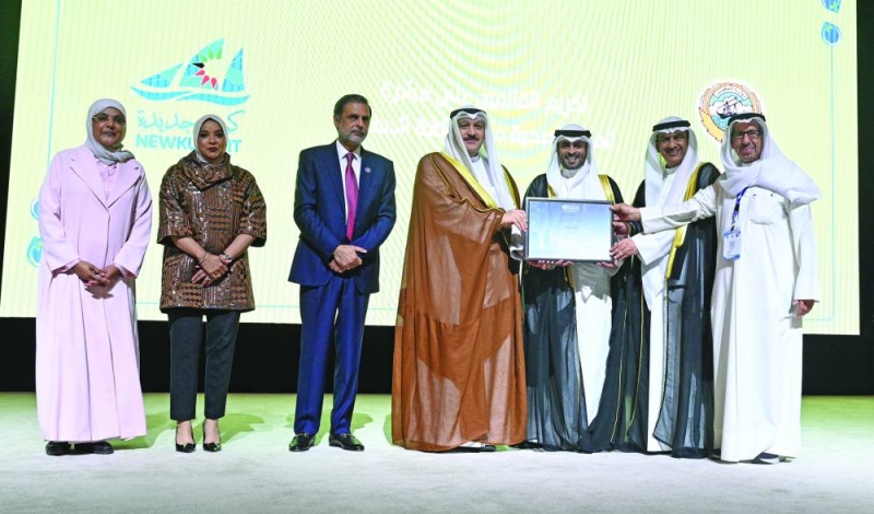 وزير الصحة خلال تسليمه شهادات الاعتماد	 (تصوير نايف العقلة) 