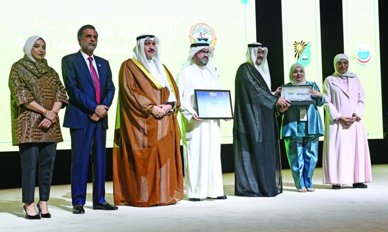 تسليم شهادة اعتماد الدسمة مدينة صحية 