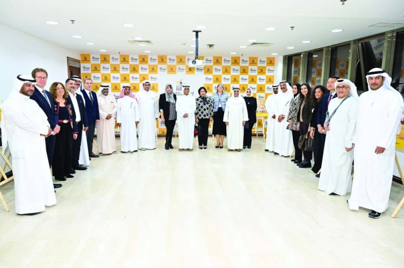 لقطة جماعية بعد افتتاح القاعة (تصوير أسعد عبدالله)