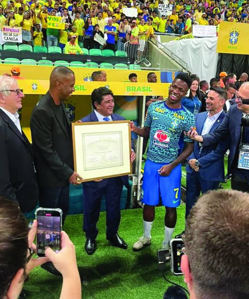 فينيسيوس جونيور متسلماً شهادة إثبات الحمض النووي