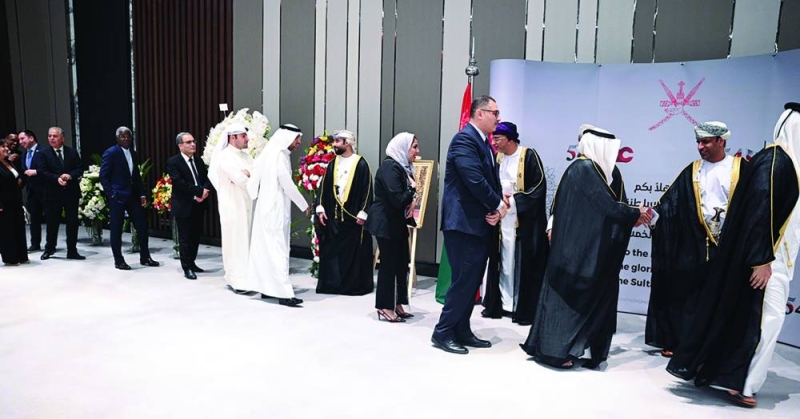 الخروصي وأعضاء السفارة يستقبلون المهنئين