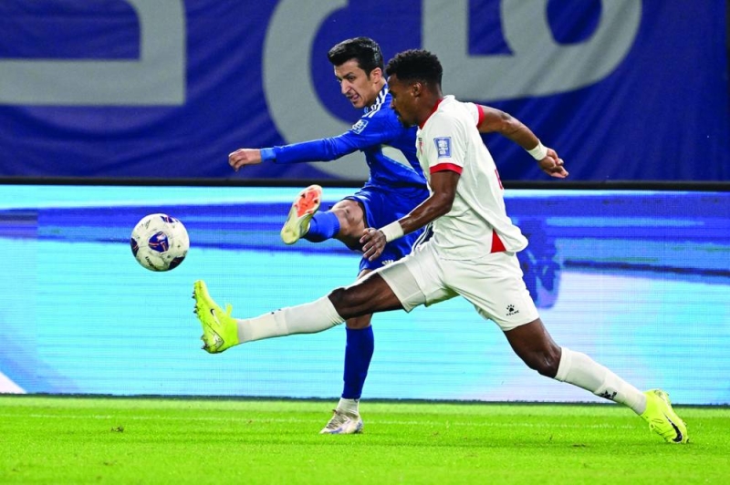 


محمد دحام يسدد الكرة تحت أنظار مدافع الأردن عبدالله نصيب 