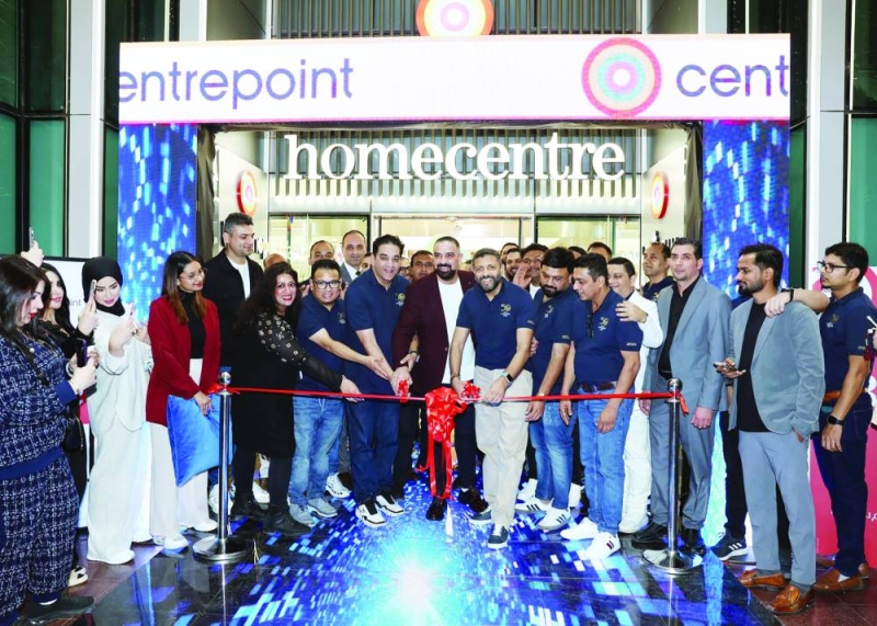 


جانب من إعادة افتتاح المتجر في مجمع الأوقاف 