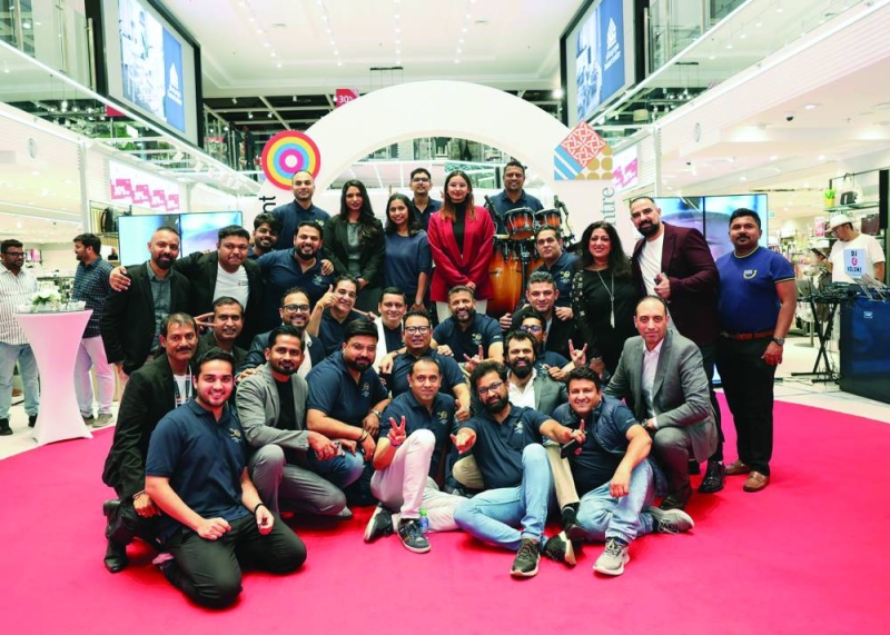 


فريق العمل محتفلاً بإعادة الافتتاح 