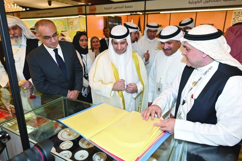 


المطيري خلال جولته في المعرض 