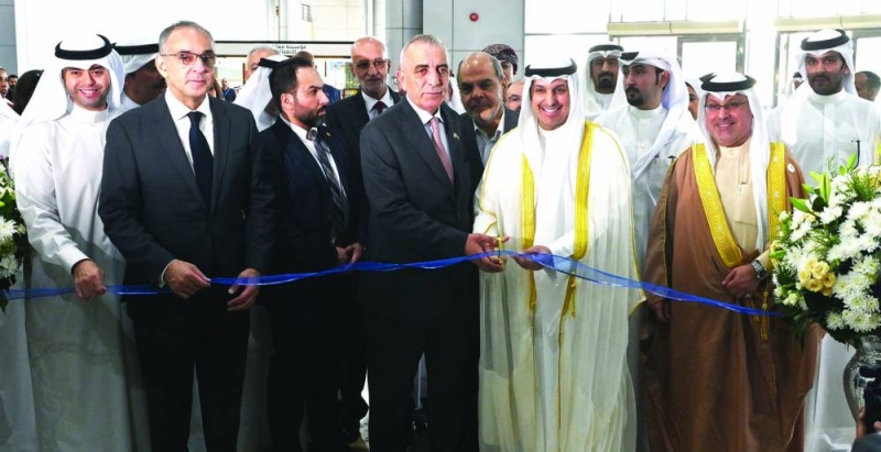 عبدالرحمن المطيري مفتتحاً معرض الكتاب (تصوير أسعد عبدالله)