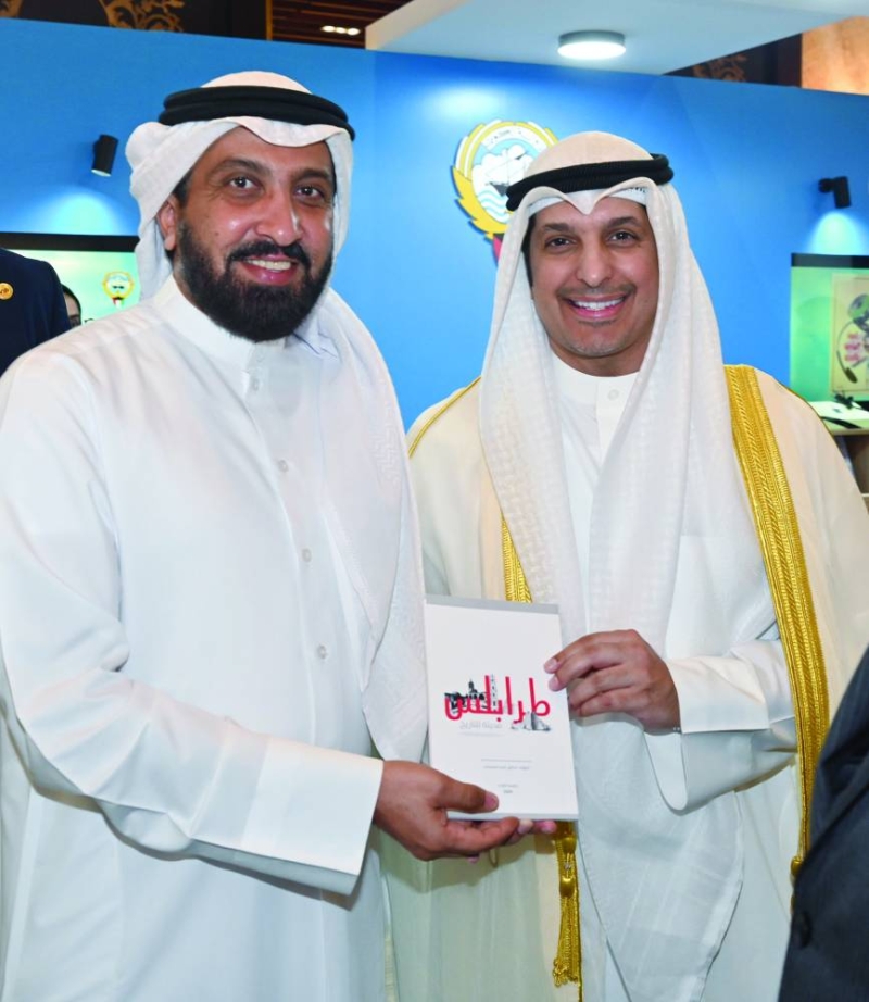 


الزميل غانم السليماني يهدي المطيري نسخة من كتابه الجديد 