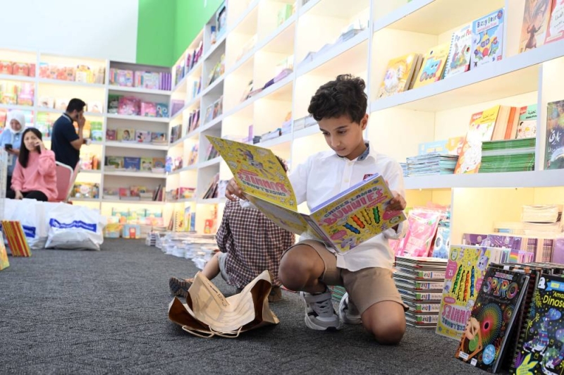 طفل يتصفح أحد الكتب الخاصة به