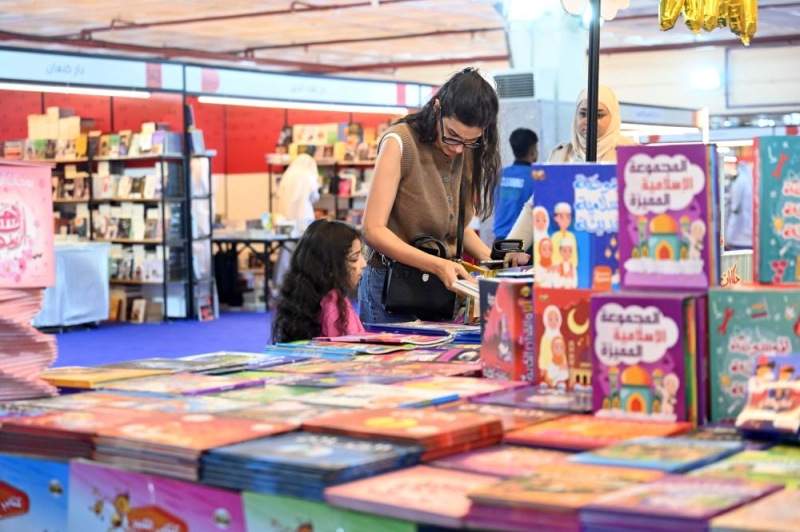 متسوقة وابنتها