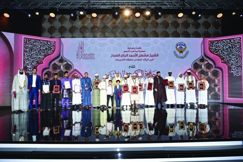 وزير وقياديو الأوقاف مع الفائزين في لقطة جماعية